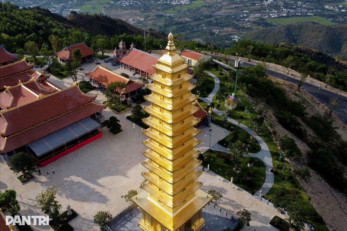 chua-truc-lam-phung-thuy-son-voi-bao-thap-13-tang (4).jpg